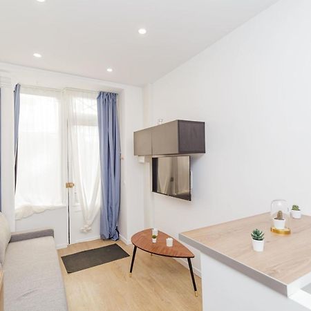 Nice Apartment Renovated And Bright Street Side Paris Exterior photo